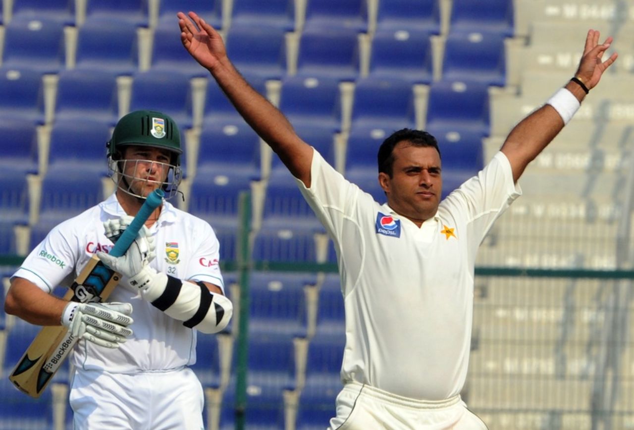 Tanvir Ahmed celebrates his five-wicket haul, Pakistan v South Africa, 2nd Test, Abu Dhabi, 2nd day, November 21, 2010