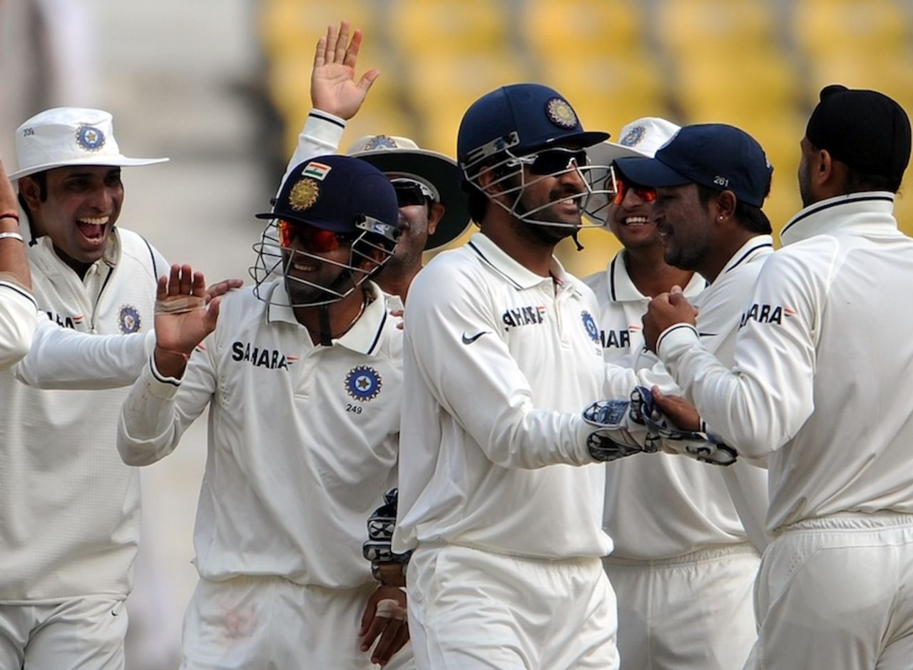The Indians cruised towards victory as wickets fell quickly, India v New Zealand, 3rd Test, Nagpur, 4th day, November 23, 2010