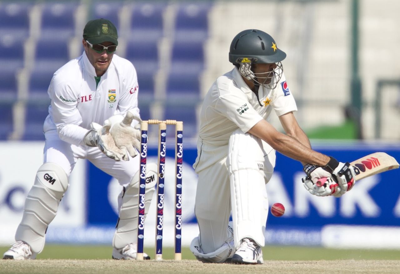 Umar Gul attempts to sweep, Pakistan v South Africa, 2nd Test, Abu Dhabi, 4th day, November 23, 2010