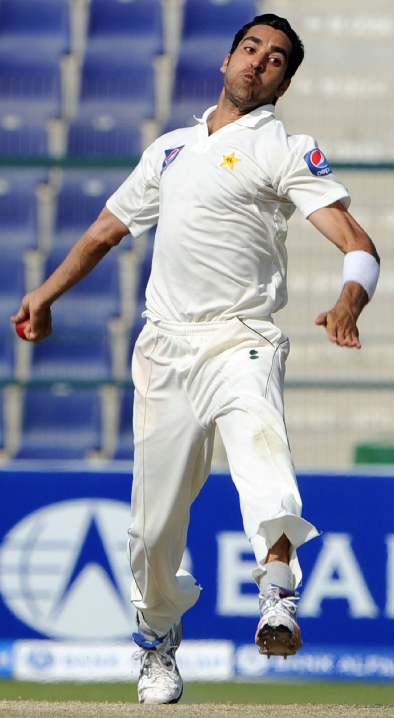 Umar Gul opens the bowling after Pakistan avoided the follow-on, Pakistan v South Africa, 2nd Test, Abu Dhabi, 4th day, November 23, 2010