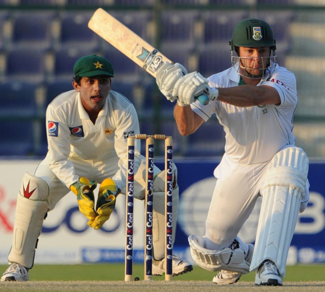 Mark Boucher prepares to sweep, Pakistan v South Africa, 2nd Test, Abu Dhabi, 4th day, November 23, 2010