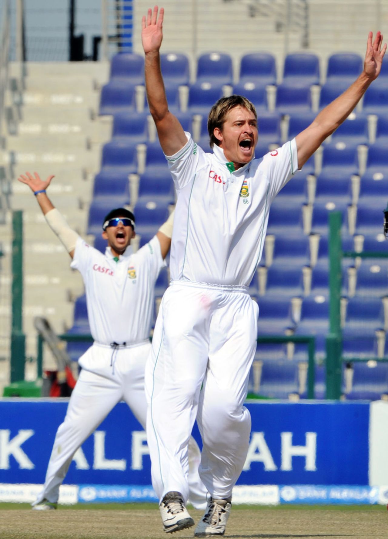 Paul Harris struck twice in three deliveries soon after lunch, Pakistan v South Africa, 2nd Test, Abu Dhabi, 5th day, November 24, 2010
