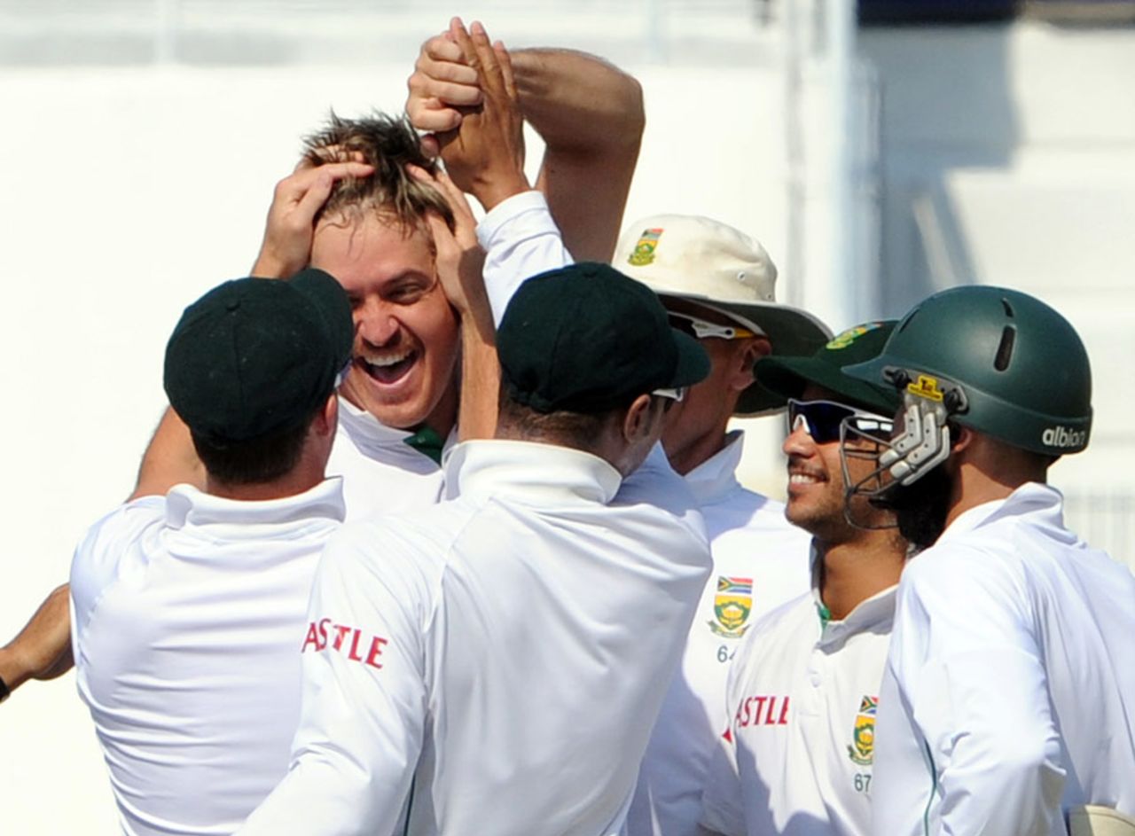 Paul Harris is mobbed by his team-mates after dismissing Younis Khan, Pakistan v South Africa, 2nd Test, Abu Dhabi, 5th day, November 24, 2010