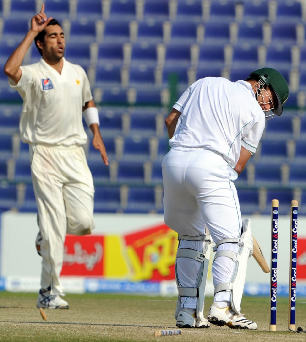 Umar Gul bowls Mark Boucher early on the fifth morning, Pakistan v South Africa, 2nd Test, Abu Dhabi, 5th day, November 24, 2010