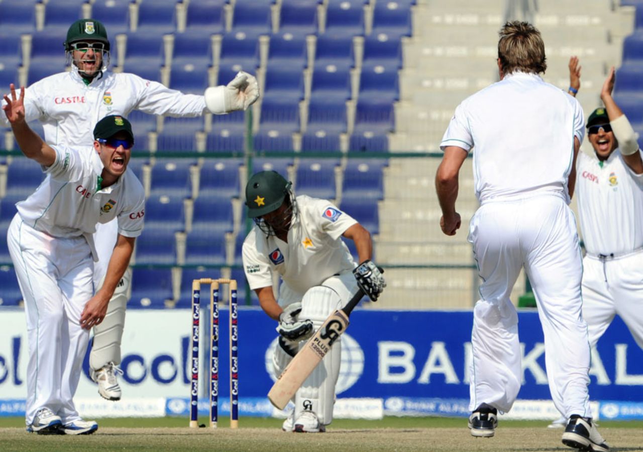 Paul Harris traps Younis Khan lbw, Pakistan v South Africa, 2nd Test, Abu Dhabi, 5th day, November 24, 2010