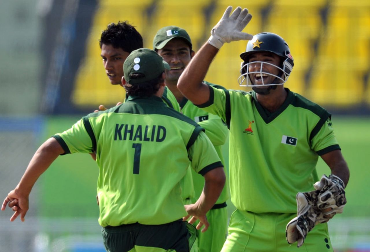 Wicketkeeper Sheharyar Ghani and Khalid Latif are delighted after a Sri Lanka run-out, Pakistan v Sri Lanka, 3rd place play-off, Asian Games, Guangzhou, November 26, 2010