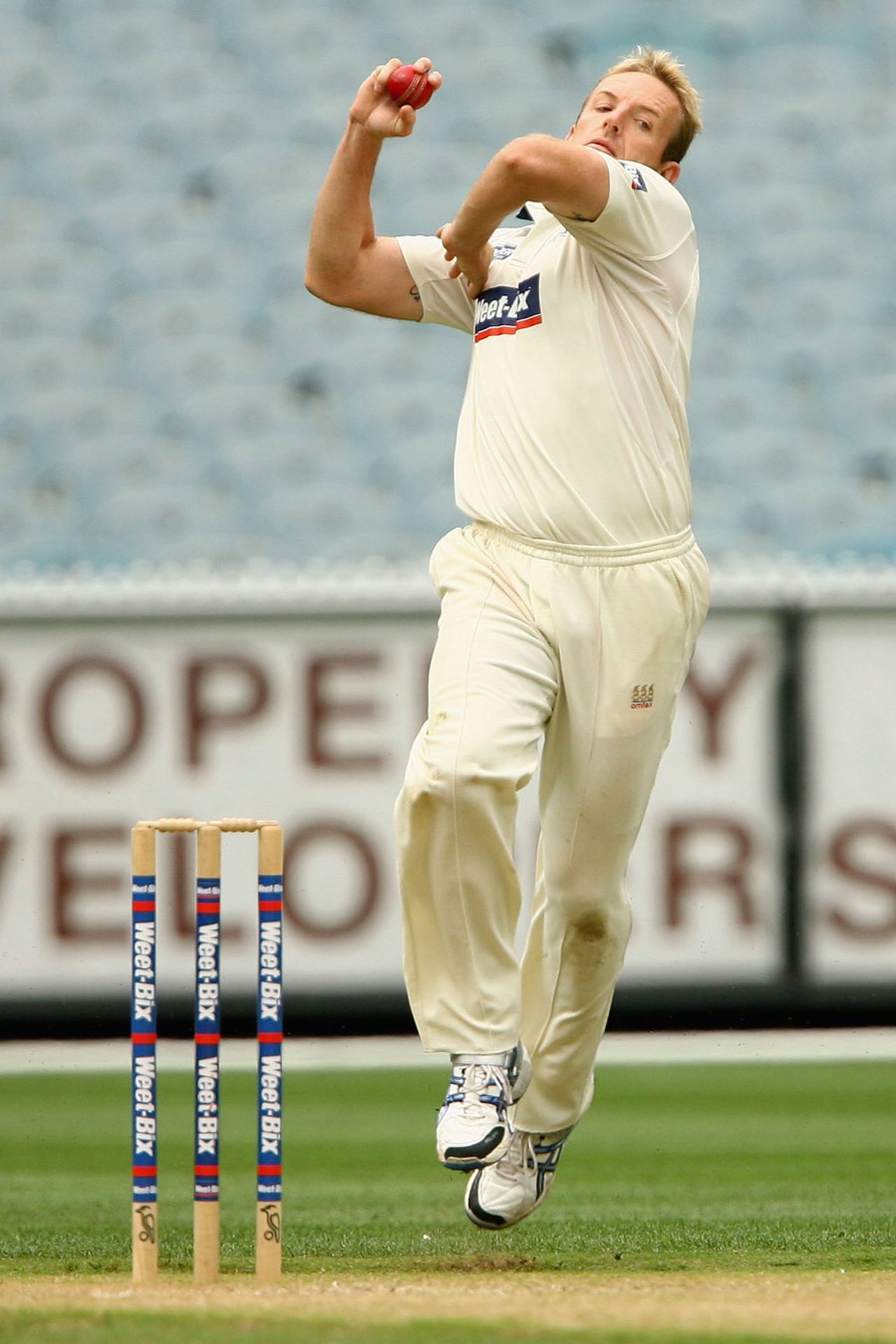 Damien Wright runs in to bowl on his way to a five-wicket haul, Victoria v Queensland, Sheffield Shield, Melbourne, 1st day, November 27, 2010