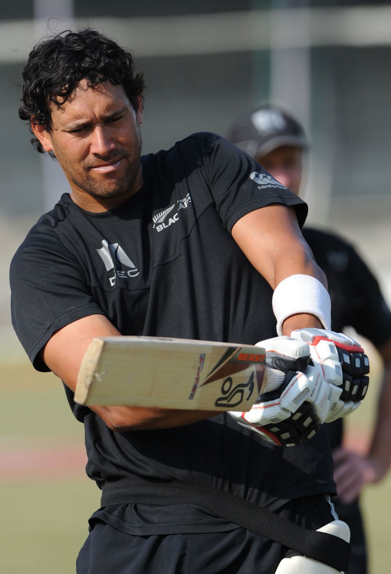 Darryl Tuffey has a bat in New Zealand's training session, Guwahati, November 27, 2010