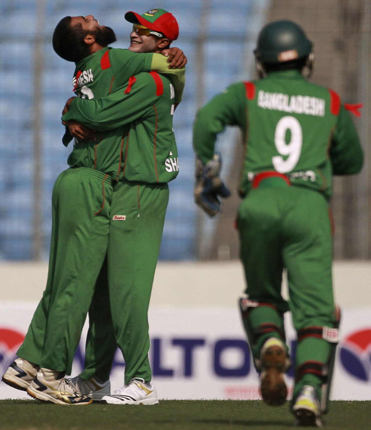 Suhrawadi Shuvo bowled a tight spell in the middle overs, Bangladesh v Zimbabwe, 1st ODI, Mirpur, December 1, 2010