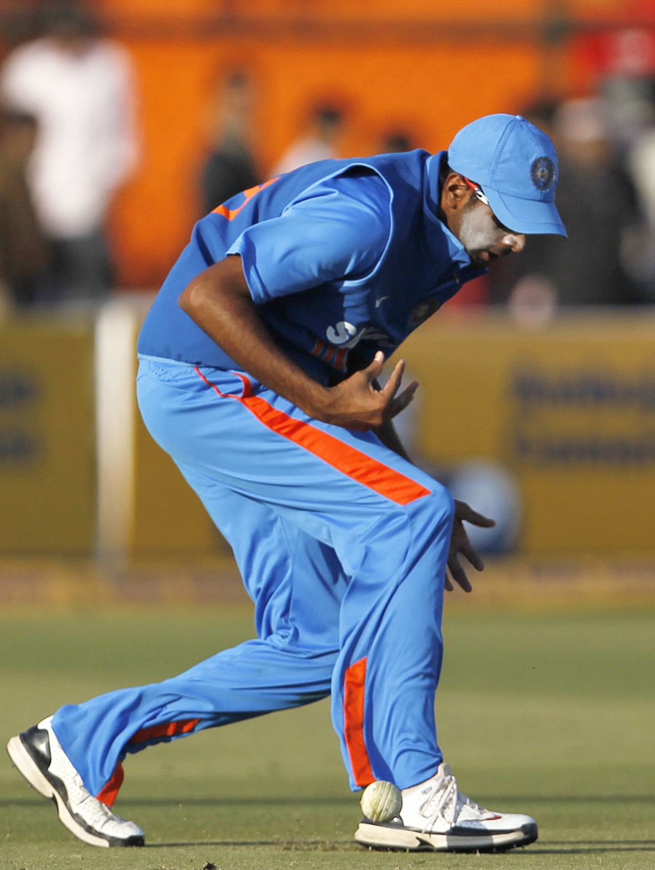 R Ashwin spills a catch, India v New Zealand, 2nd ODI, Jaipur, December 1, 2010