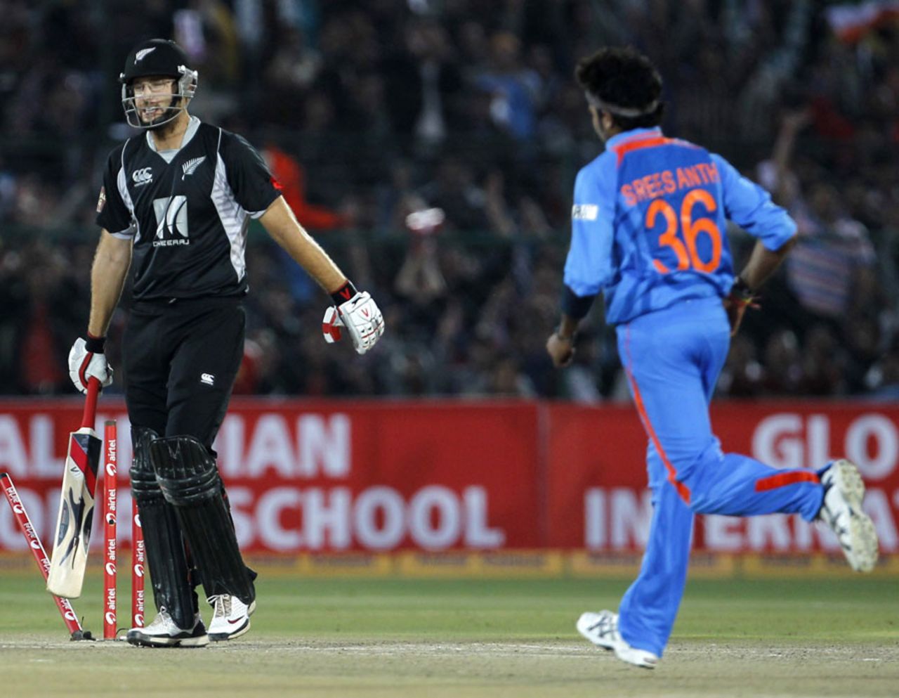 Sreesanth cleans up Daniel Vettori, India v New Zealand, 2nd ODI, Jaipur, December 1, 2010