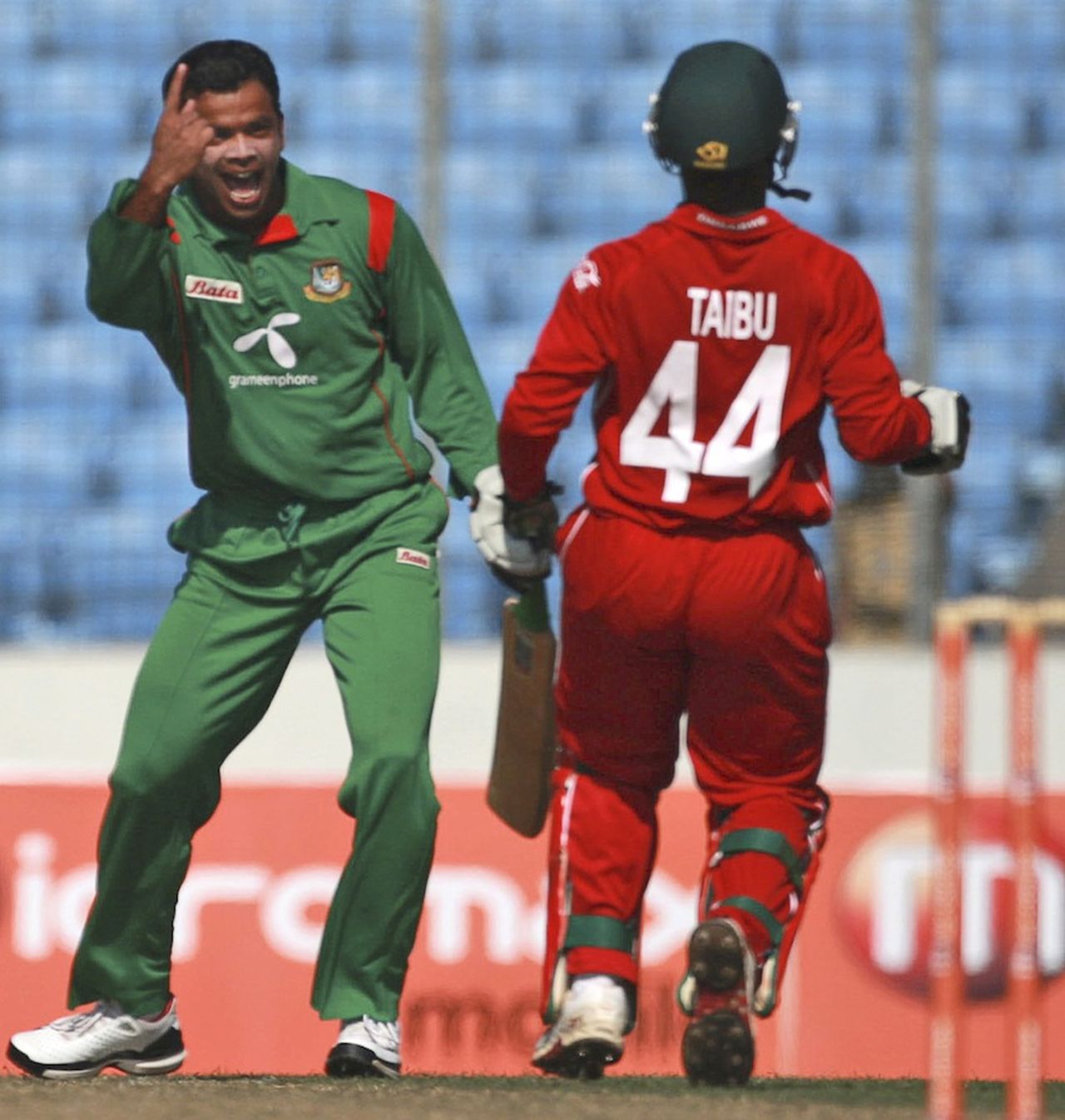 Abdur Razzak gives Tatenda Taibu bad news, Bangladesh v Zimbabwe, 2nd ODI, Mirpur, December 3, 2010