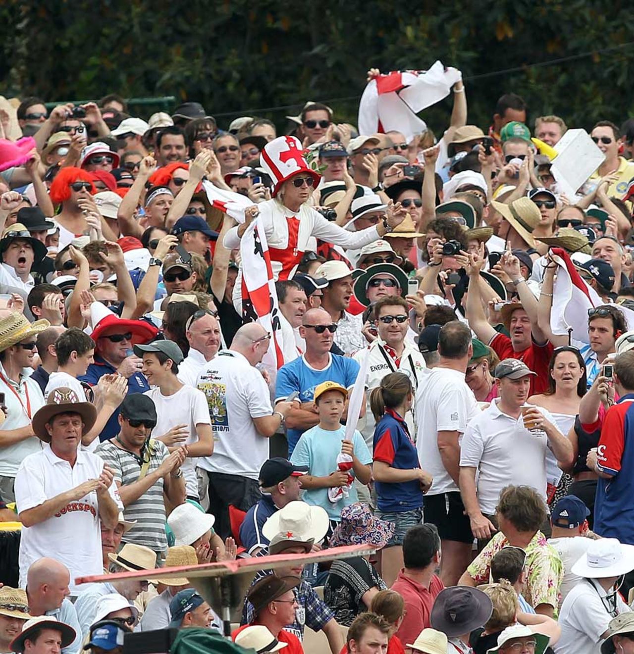 There was plenty for the England supporters to cheer, Australia v England, 2nd Test, Adelaide, 3rd day, December 5, 2010