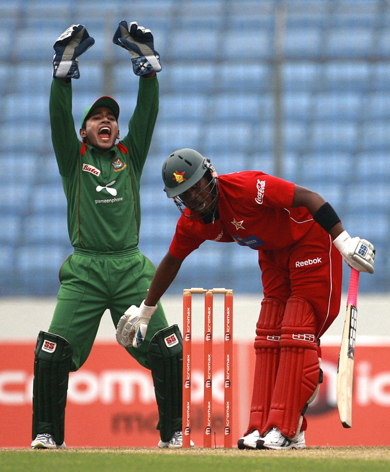 Bangladesh wicketkeeper Mushfiqur Rahim appeals successfully for Chamu Chibhabha's lbw, Bangladesh v Zimbabwe, 3rd ODI, Mirpur, December 6, 2010