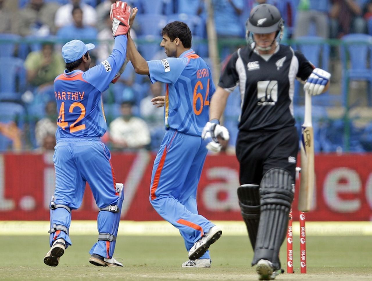 Ashish Nehra and Parthiv Patel celebrate Jamie How's wicket, India v New Zealand, 4th ODI, Bangalore, December 7, 2010