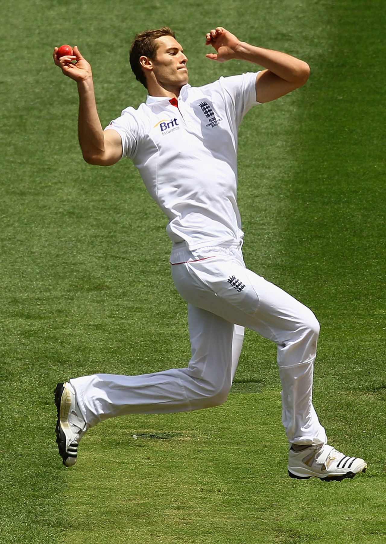 Chris Tremlett runs in to bowl, Victoria v England XI, Melbourne, 1st day, December 10, 2010