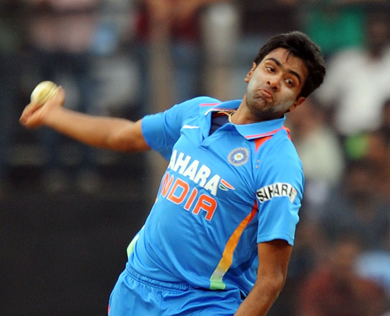 R Ashwin enters his delivery stride, India v New Zealand, 5th ODI, Chennai, December 10, 2010
