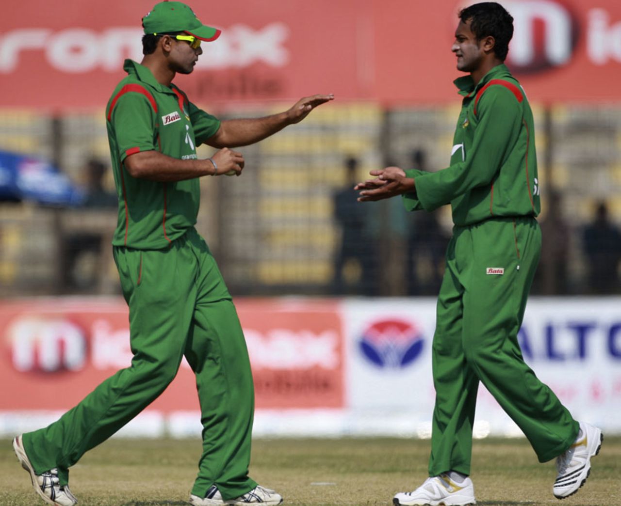 Shakib Al Hasan and Mashrafe Mortaza celebrate the wicket of Tatenda Taibu, Bangladesh v Zimbabwe, 5th ODI, Chittagong
