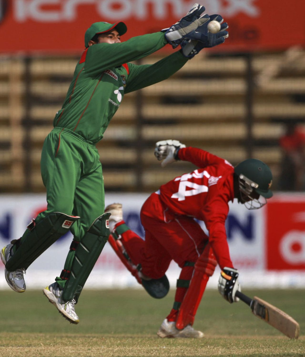 Tatenda Taibu makes his ground as Mushfiqur Rahim gathers the ball, Bangladesh v Zimbabwe, 5th ODI, Chittagong