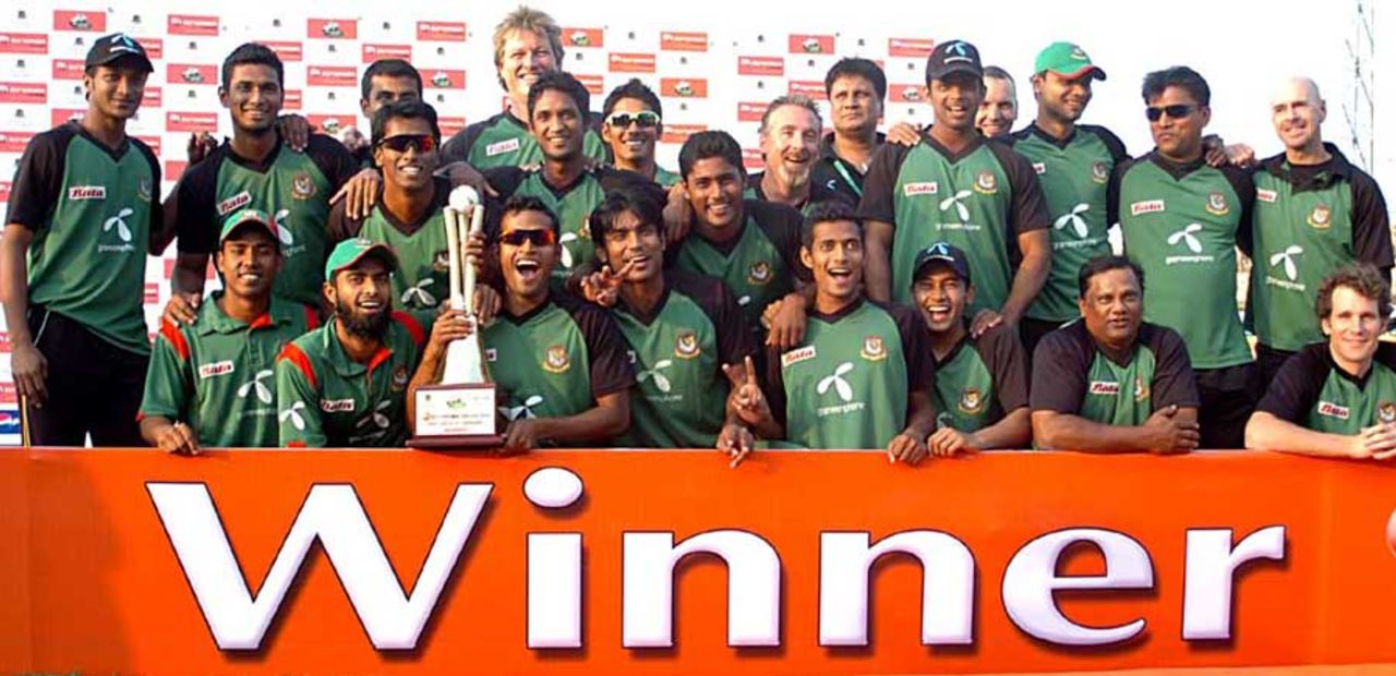 Bangladesh celebrate their series win, Bangladesh v Zimbabwe, 5th ODI, Chittagong