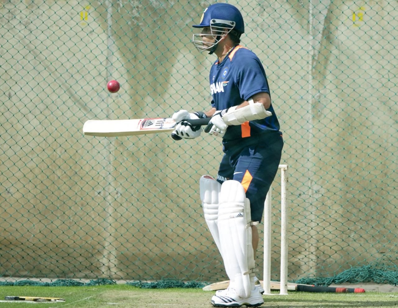 Sachin Tendulkar gets ready for some batting practice, Centurion, December 13, 2010