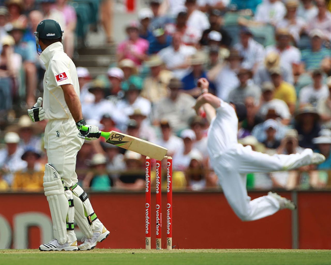 Paul Collingwood held a stunning catch to remove Ricky Ponting, Australia v England, 3rd Test, Perth, 1st day, December 16, 2010
