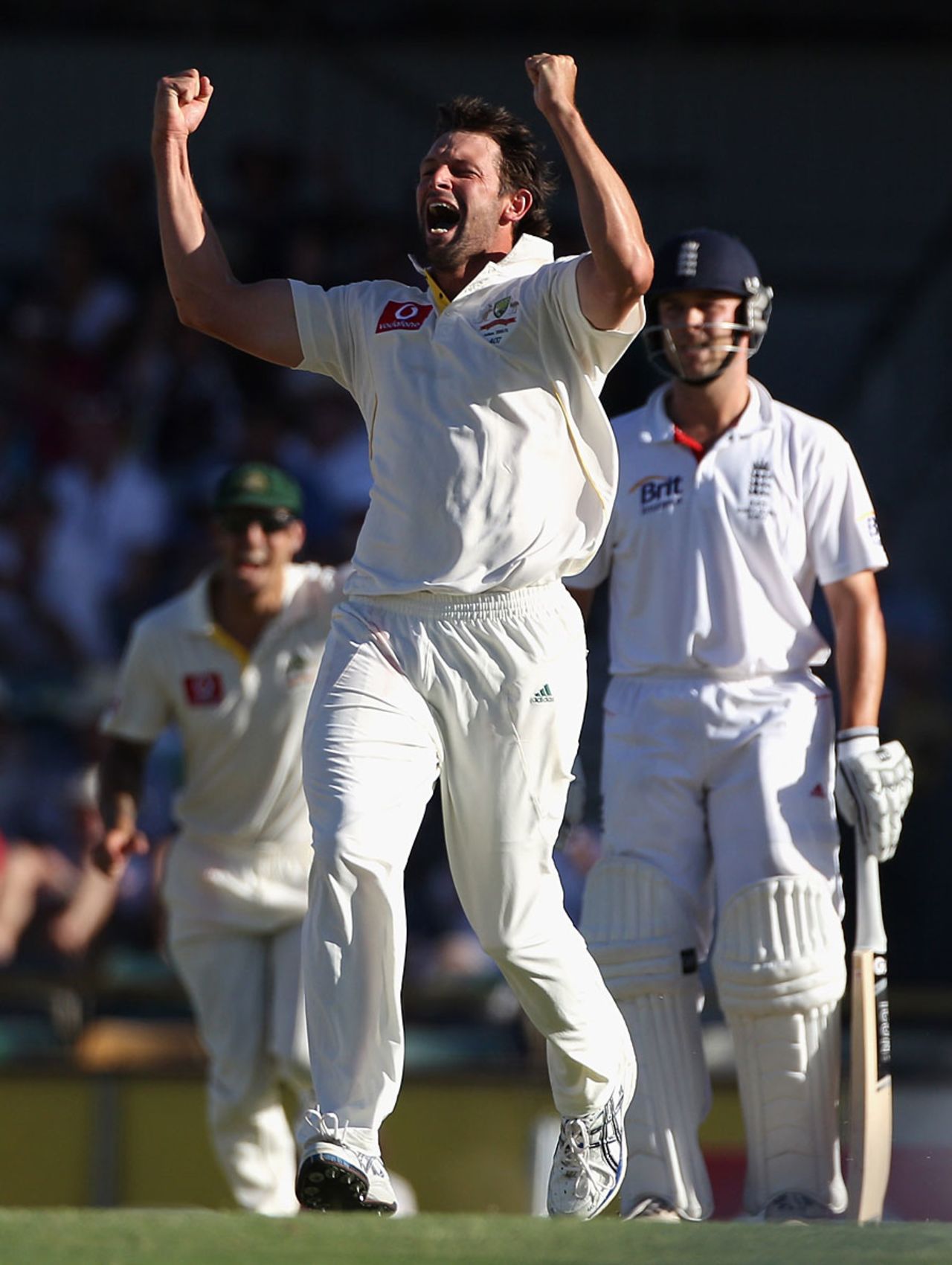 Ben Hilfenhaus roars his delight at taking his first wicket since the third ball of the series, Australia v England, 3rd Test, Perth, 3rd day, December 18, 2010