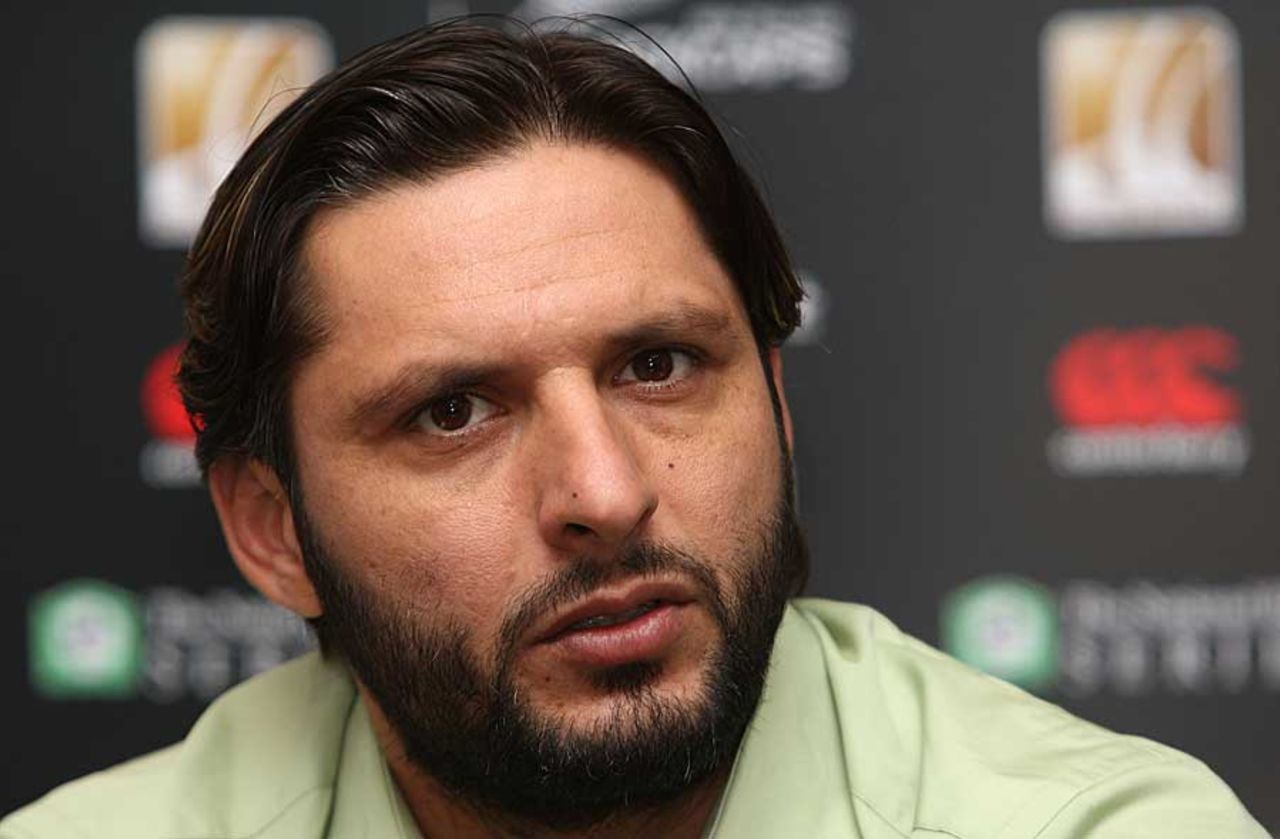 Shahid Afridi speaks to the press upon his arrival in Auckland, Auckland, December 19, 2010
