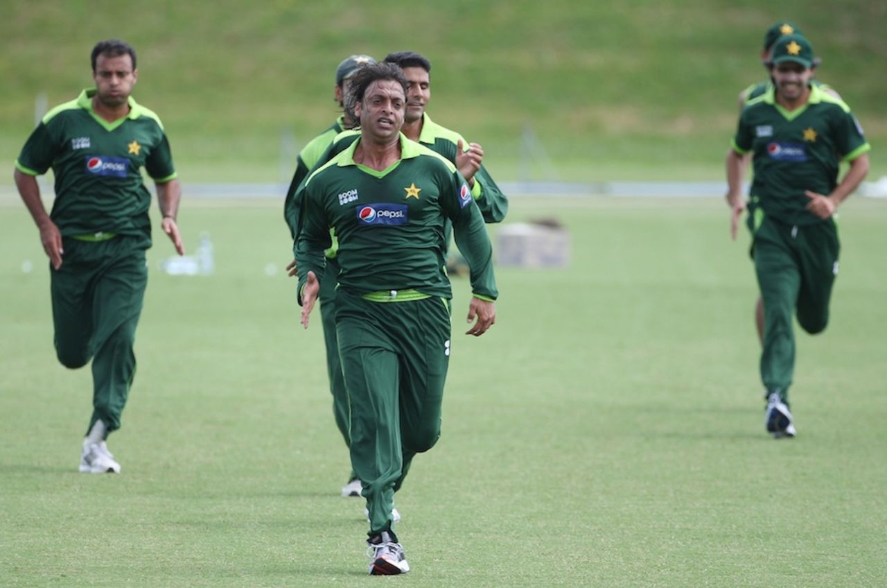 Shoaib Akhtar leads his team-mates in a sprint during a training session at Colin Maiden Park, Auckland, December 21, 2010