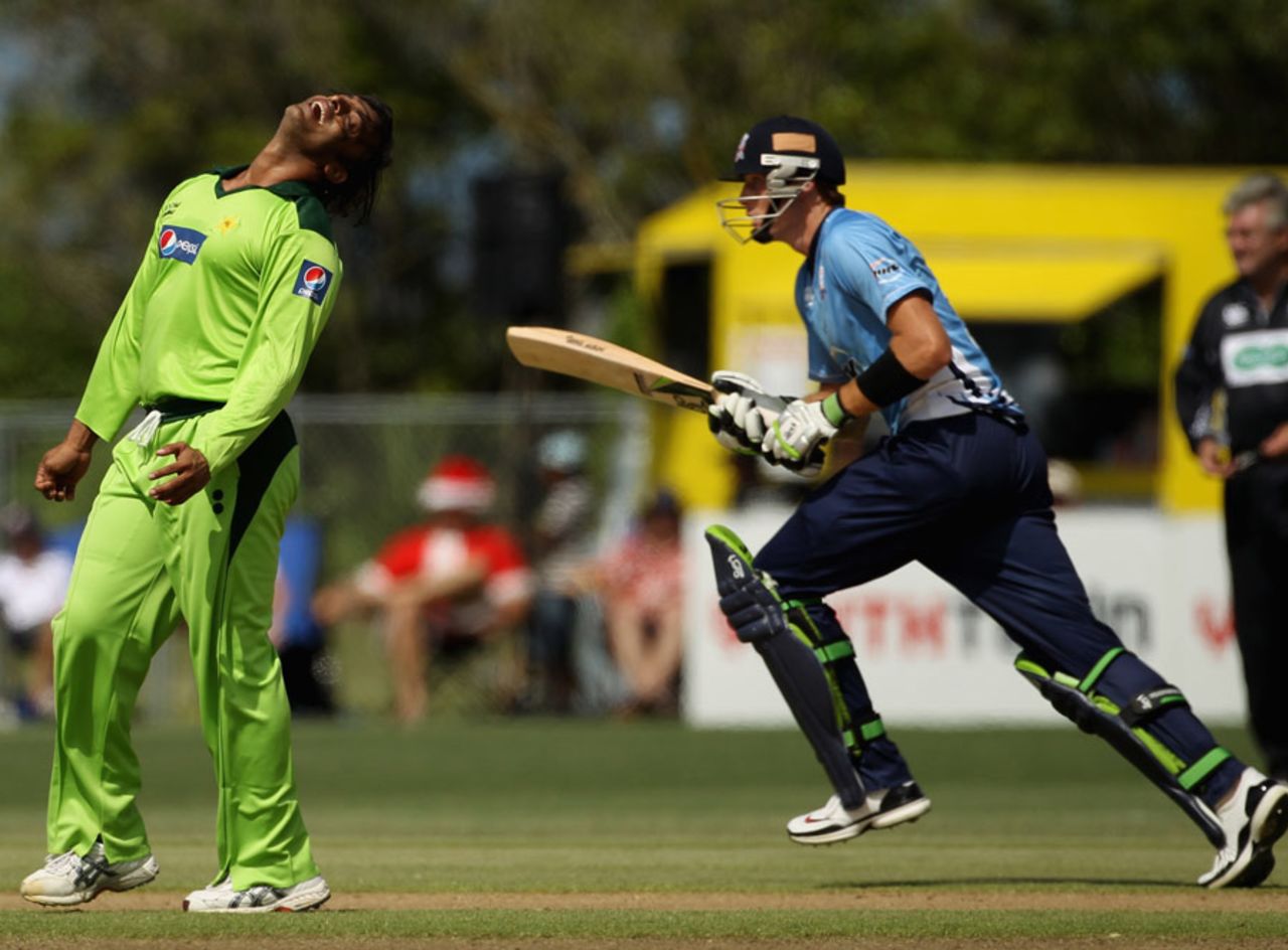 Shoaib Akhtar reacts as Martin Guptill picks up some runs, Auckland v Pakistanis, Twenty20, Auckland, December 23, 2010