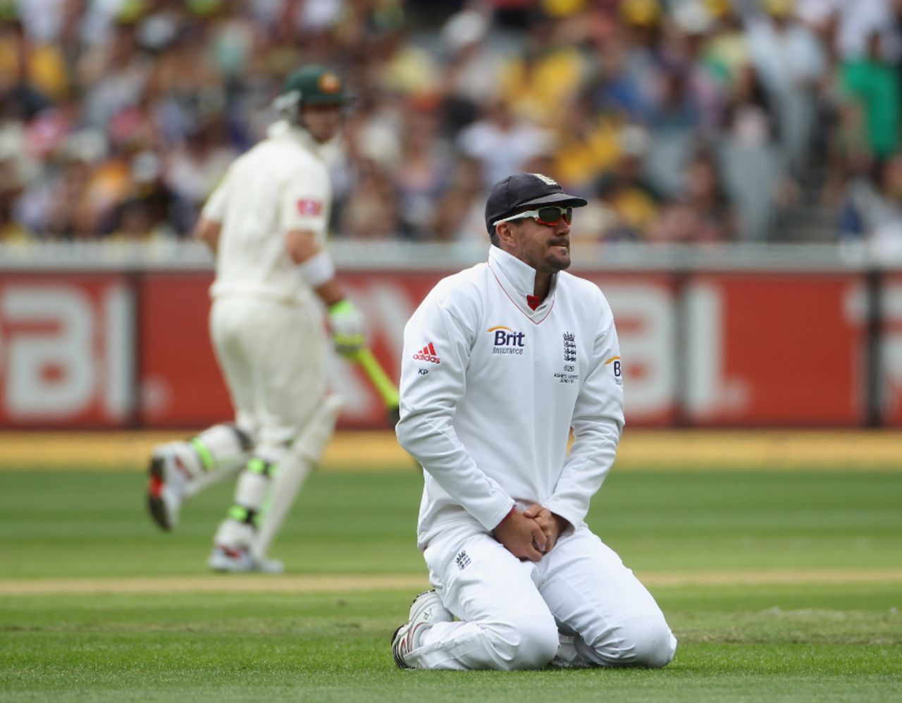 A dropped catch left Kevin Pietersen nursing a painful left hand, Australia v England, 4th Test, Melbourne, December 26, 2010 