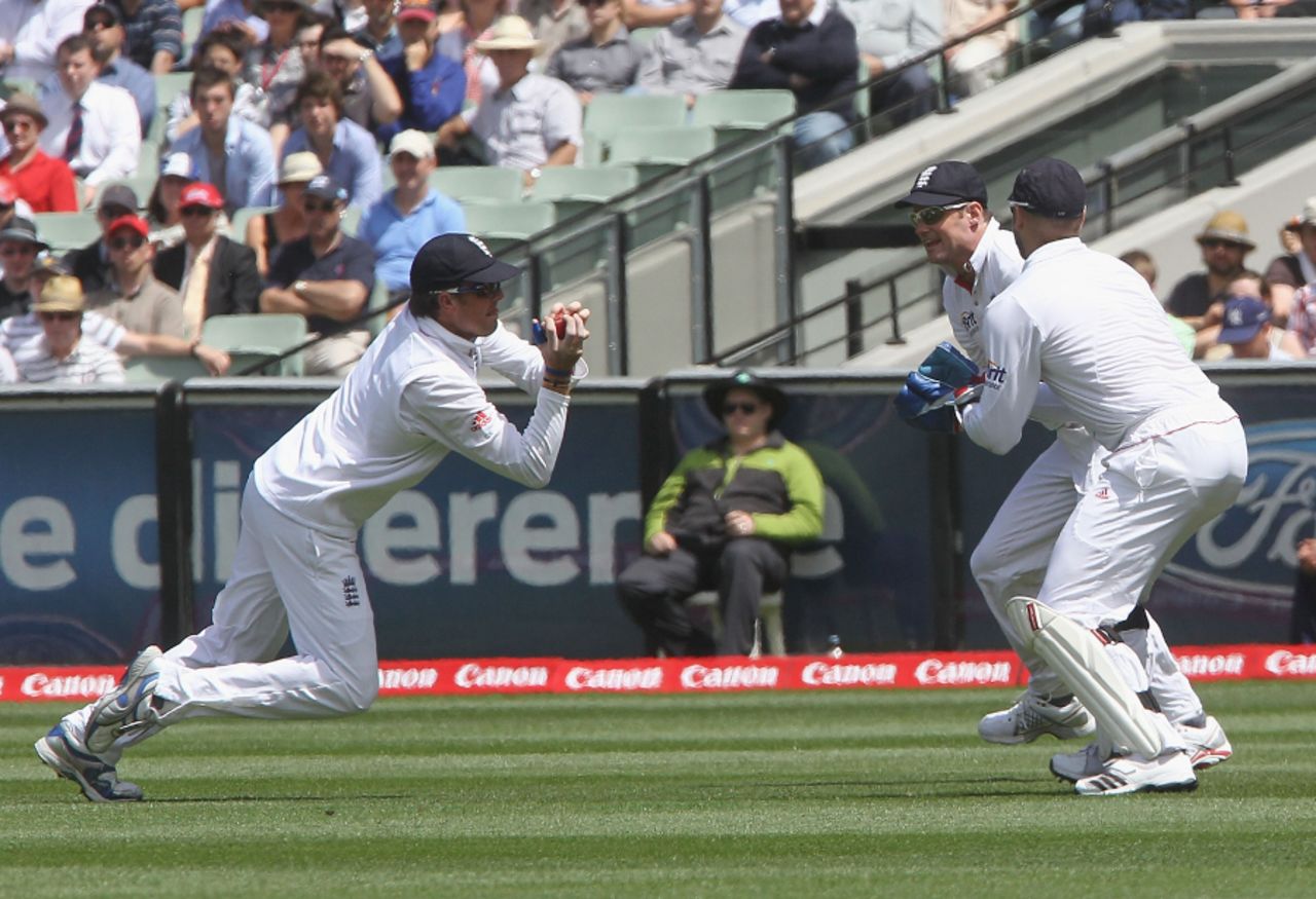 Graeme Swann held a smart catch to get rid of Ricky Ponting, Australia v England, 4th Test, Melbourne, December 26, 2010