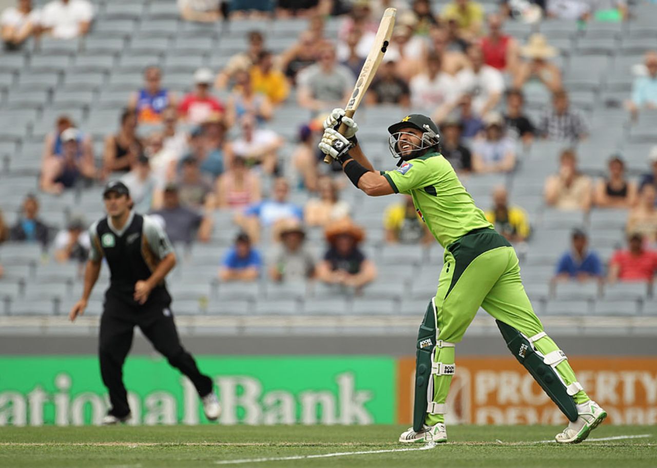 Shahid Afridi hit some lusty blows in his 20, New Zealand v Pakistan, 1st Twenty20, Auckland, December 26, 2010