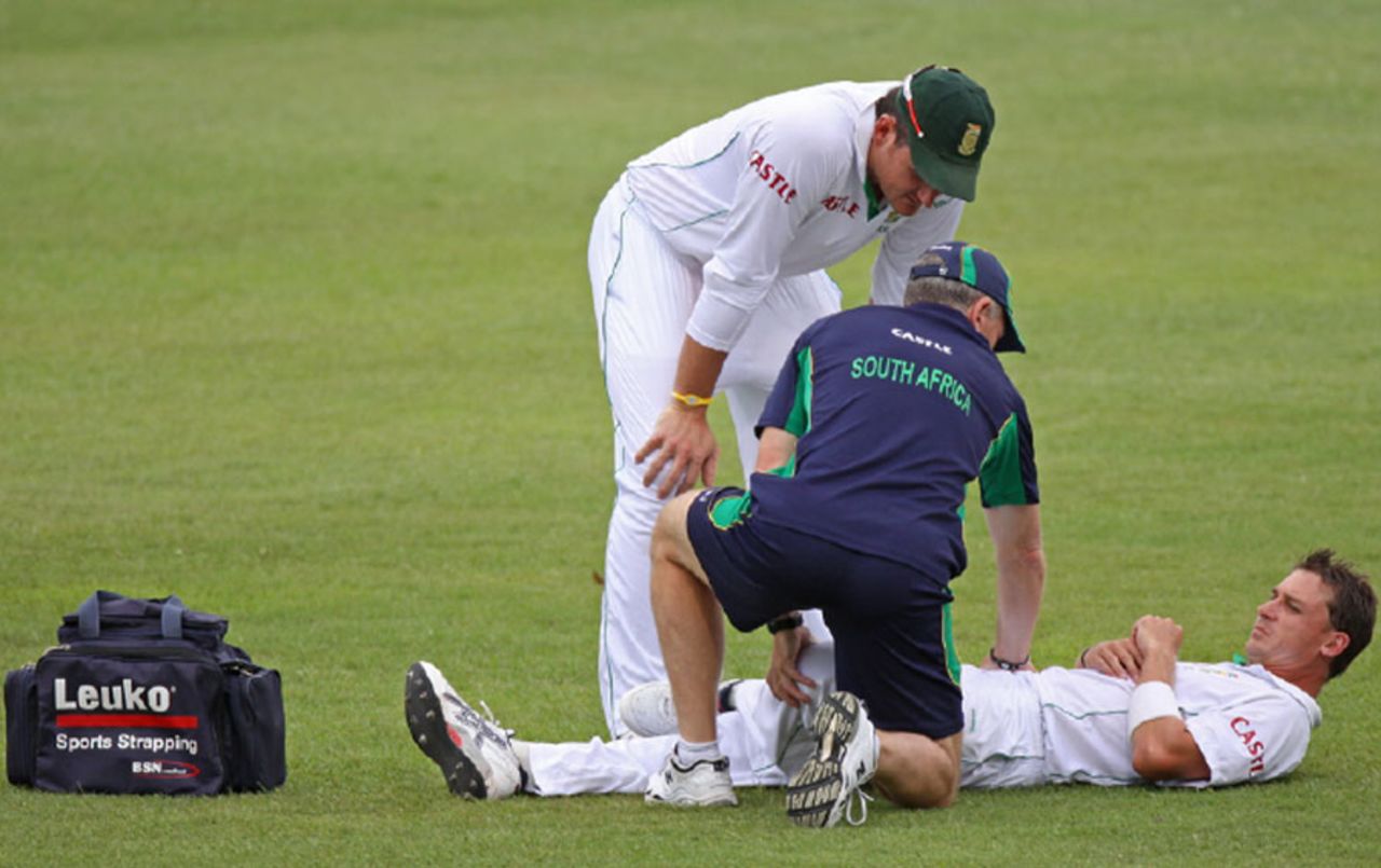 Dale Steyn had to receive treatment after hurting his ankle while running in, South Africa v India, 2nd Test, Durban, 1st day, December 26, 2010