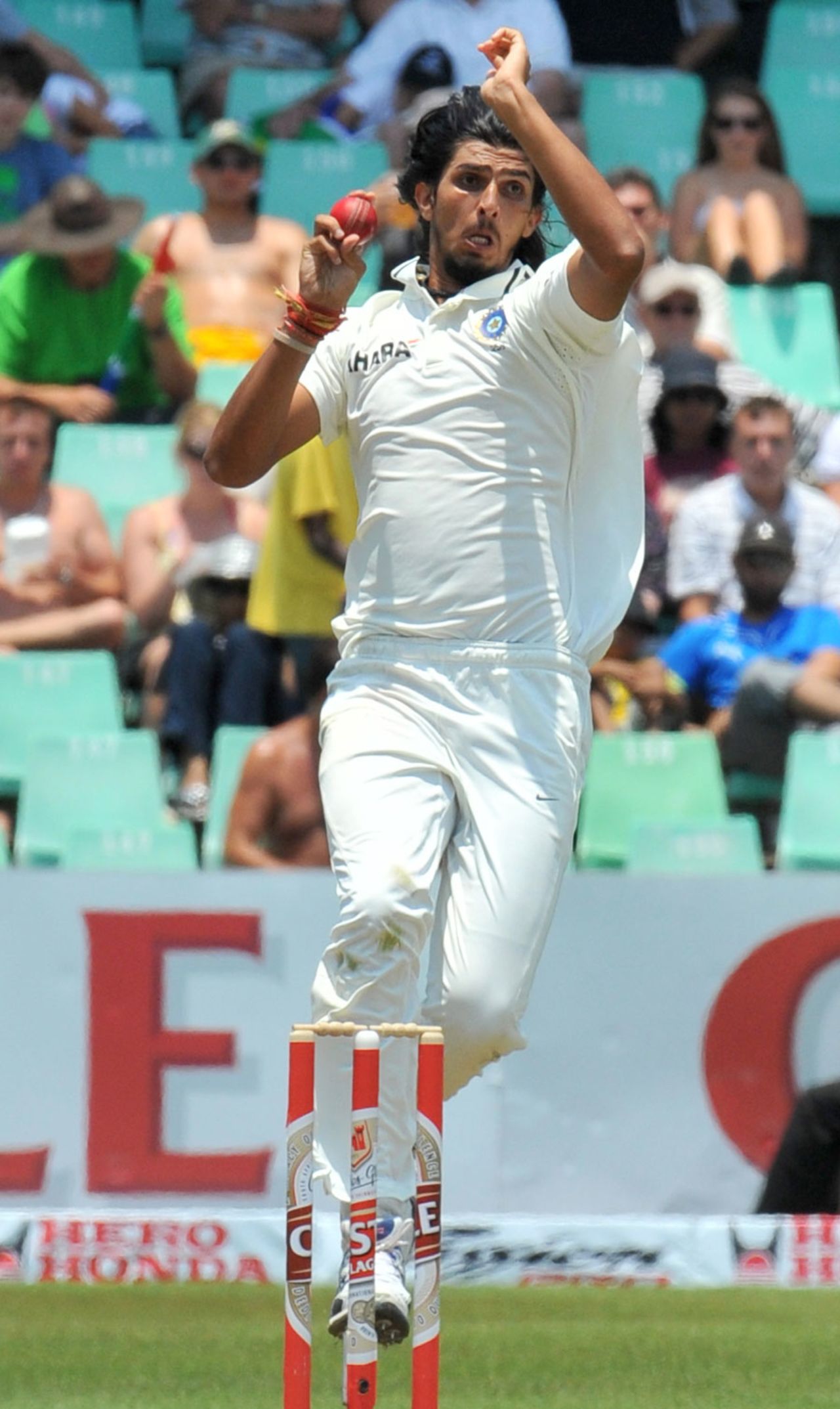 Ishant Sharma runs in on the second day, South Africa v India, 2nd Test, Durban, 2nd day, December 27, 2010 