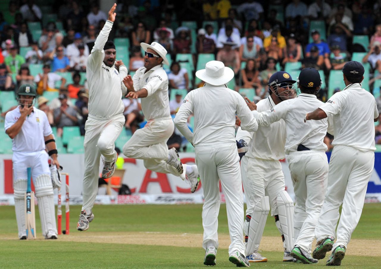 India celebrates the fall of Paul Harris, South Africa's eighth wicket, South Africa v India, 2nd Test, Durban, 2nd day, December 27, 2010 
