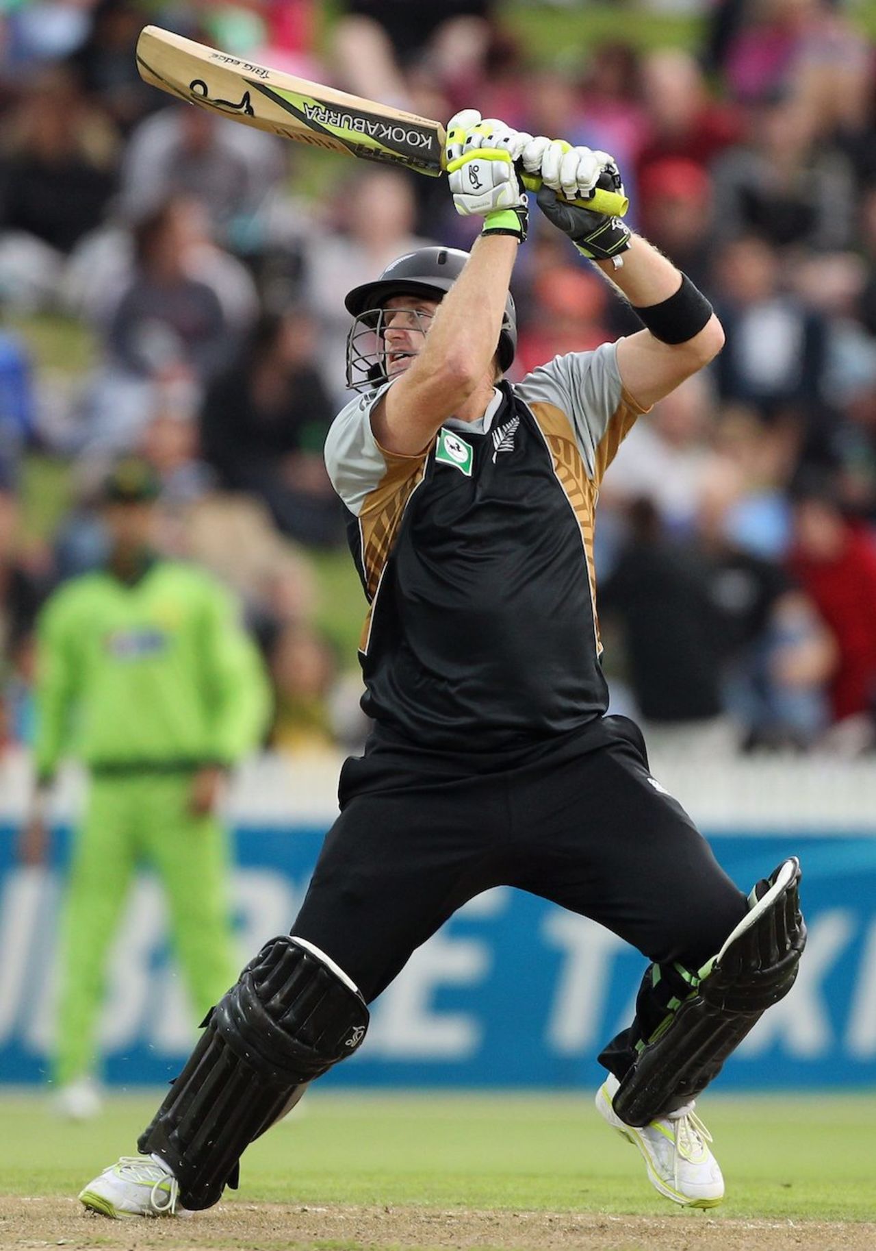 Scott Styris carves over the off side, New Zealand v Pakistan, 2nd Twenty20, Hamilton, December 28, 2010