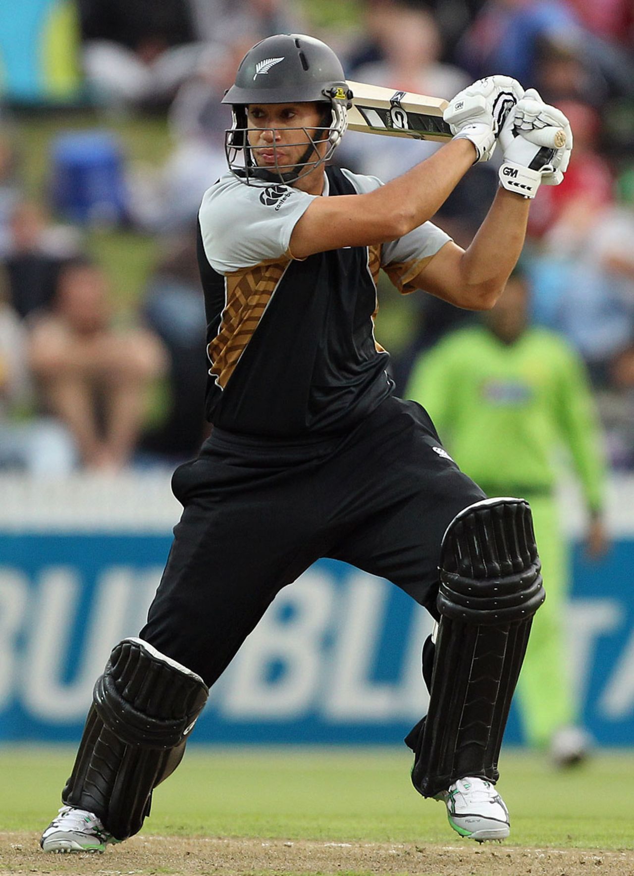Ross Taylor powered his way to an unbeaten 30, New Zealand v Pakistan, 2nd Twenty20, Hamilton, December 28, 2010
