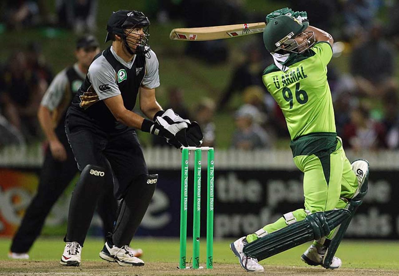 Umar Akmal goes after one, New Zealand v Pakistan, 2nd Twenty20, Hamilton, December 28, 2010