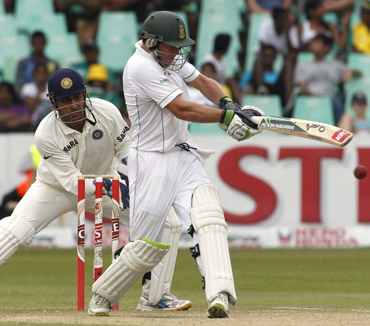 MS Dhoni watches AB de Villiers play a pull shot , South Africa v India, 2nd Test, Durban, 3rd day, December 28, 2010