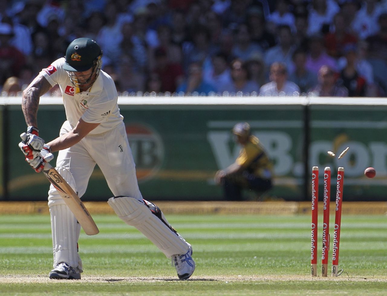 Mitchell Johnson was bowled early on the fourth morning, Australia v England, 4th Test, Melbourne, 4th day, December 29, 2010