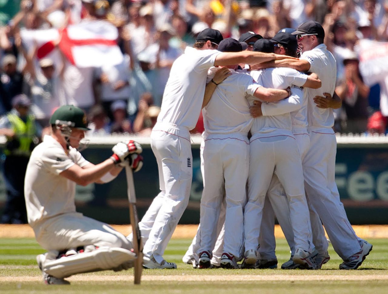 Brad Haddin sinks to his knees as England celebrate the matchwinning wicket, Australia v England, 4th Test, Melbourne, 4th day, December 29, 2010