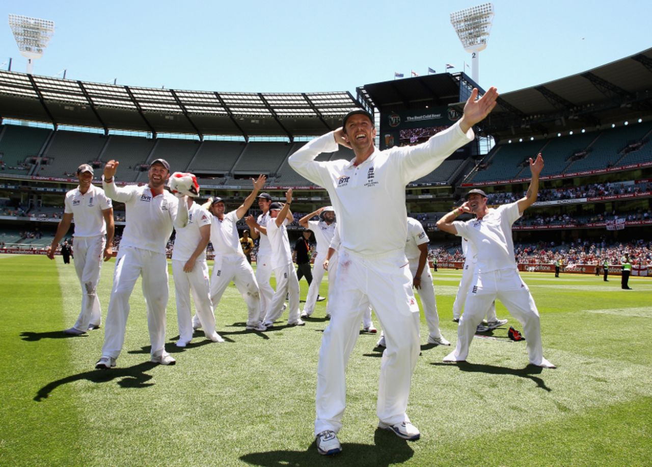 Graeme Swann and the England cricket team break out the 'sprinkler dance', Australia v England, 4th Test, Melbourne, 4th day, December 29, 2010