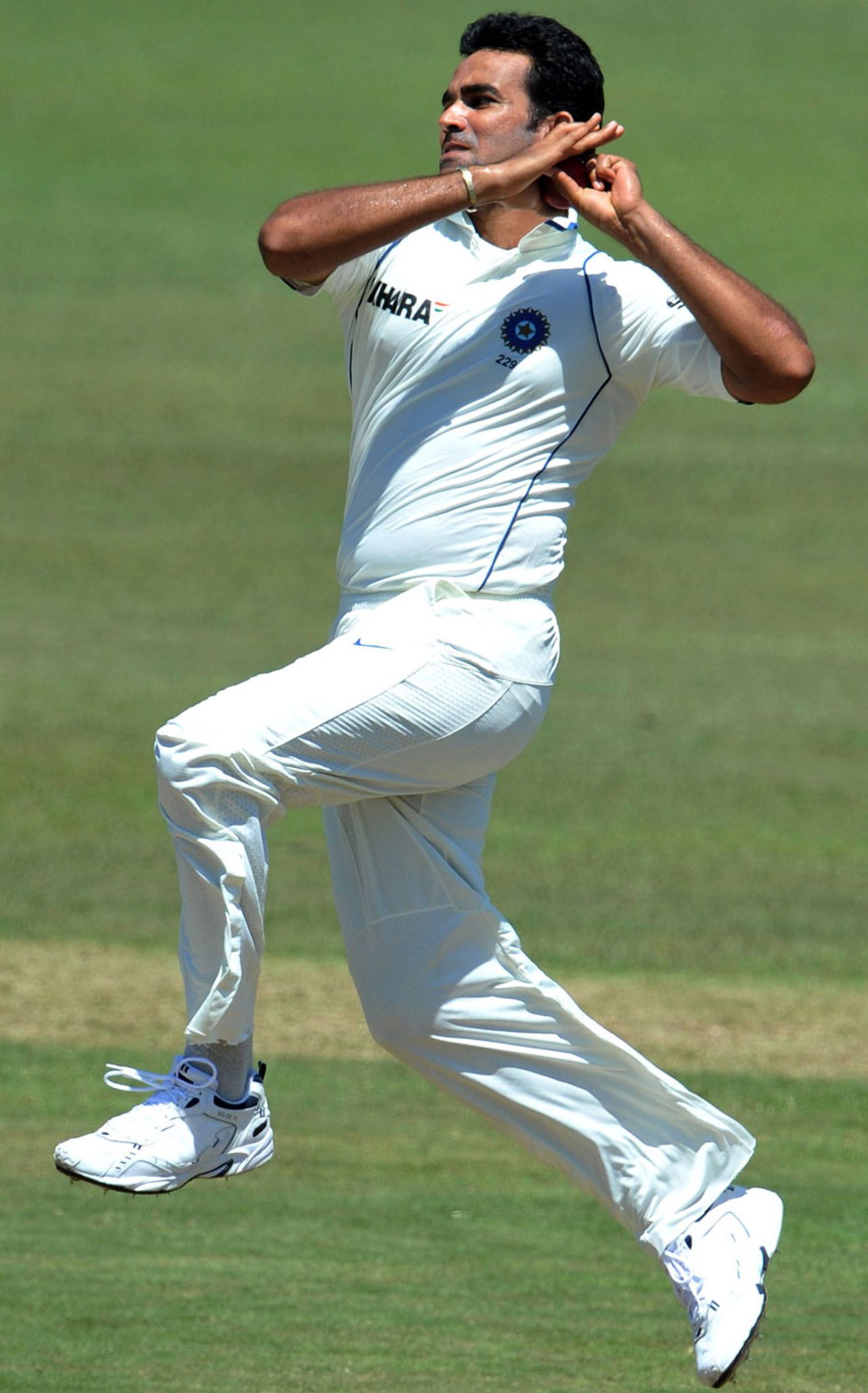 Zaheer Khan in action on the fourth morning, South Africa v India, 2nd Test, Durban, 4th day, December 29, 2010