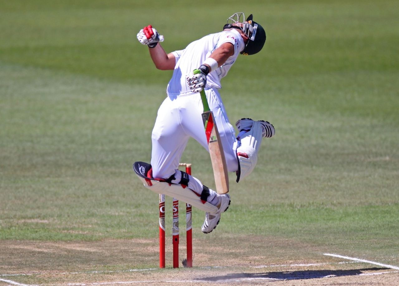 Jacques Kallis tries in vain to survive a bouncer from Sreesanth, South Africa v India, 2nd Test, Durban, 4th day, December 29, 2010