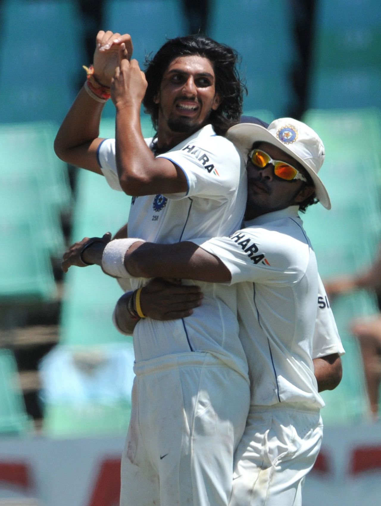 Sreesanth congratulates Ishant Sharma on dismissing Morne Morkel, South Africa v India, 2nd Test, Durban, 4th day, December 29, 2010