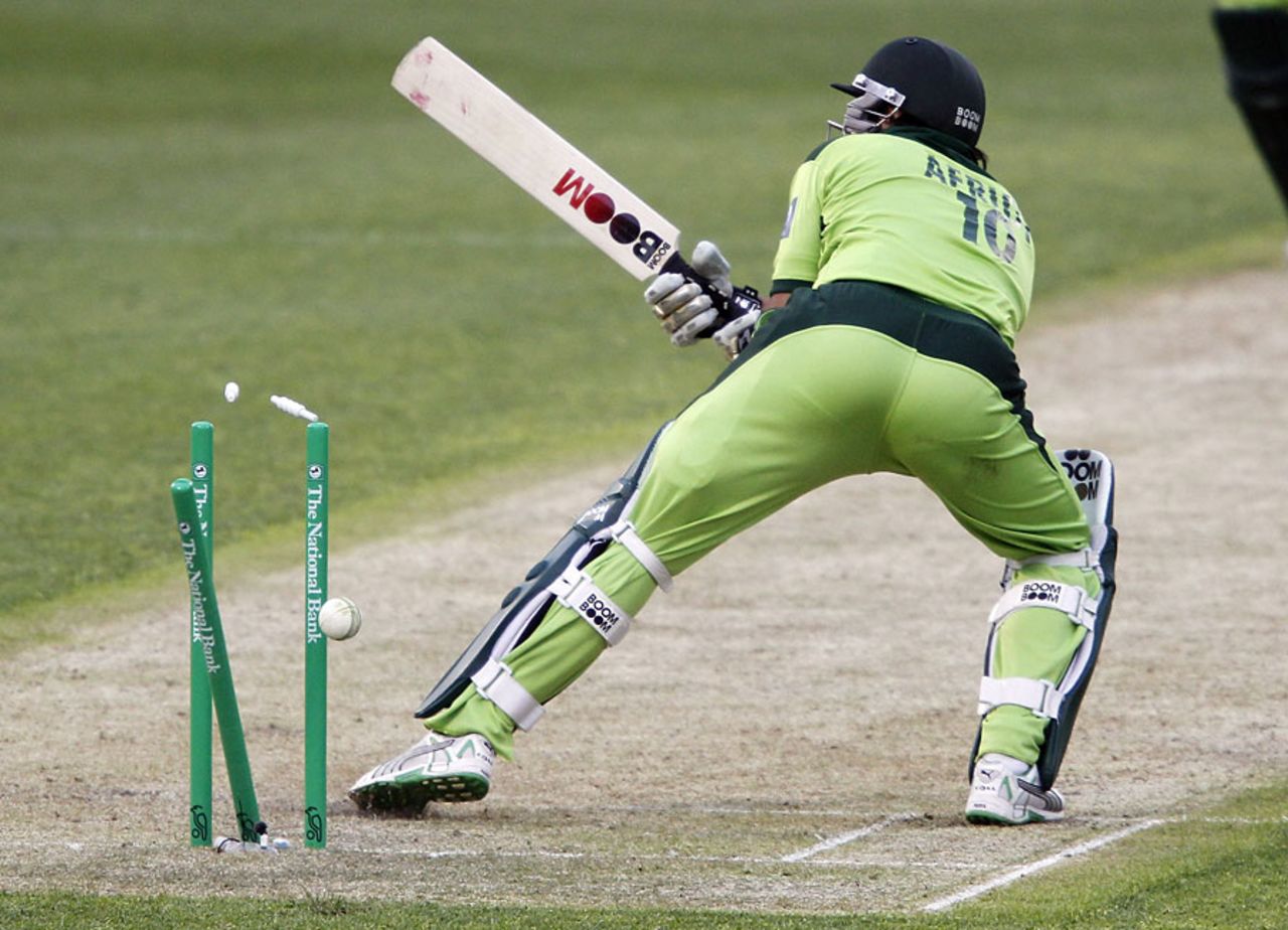 Shahid Afridi made 14 before he was bowled, New Zealand v Pakistan, 3rd Twenty20, Christchurch, December 30, 2010