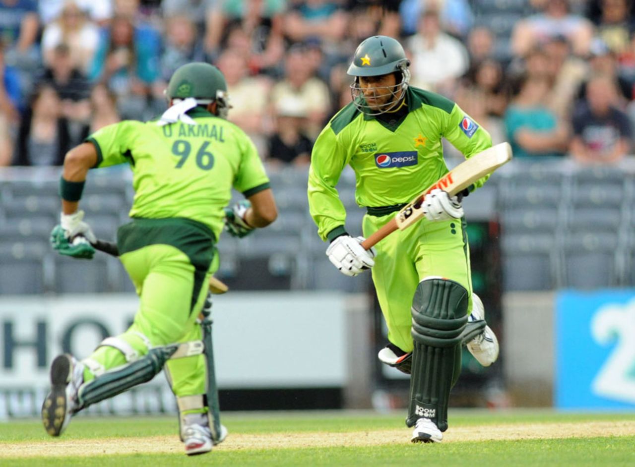 Abdul Razzaq and Umar Akmal run between the wickets, New Zealand v Pakistan, 3rd Twenty20, Christchurch, December 30, 2010