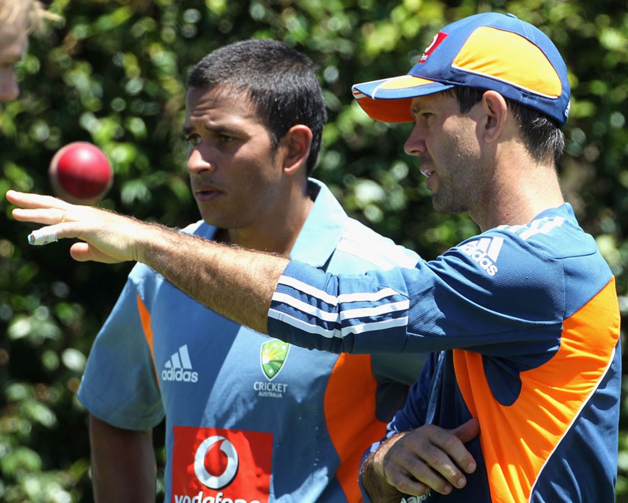 Ricky Ponting shares some thoughts with Usman Khawaja, Sydney, January 1, 2011