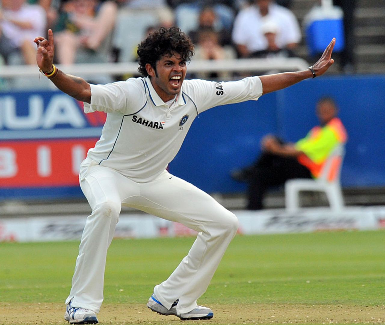 Sreesanth has a close lbw appeal against Jacques Kallis turned down, South Africa v India, 3rd Test, Cape Town, 1st day, January 2, 2011